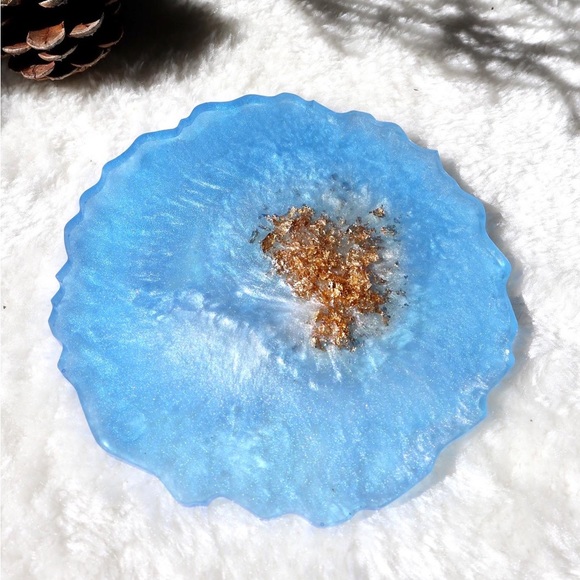 Sapphire blue resin coasters - set of two in agate shape - Picture 7 of 11